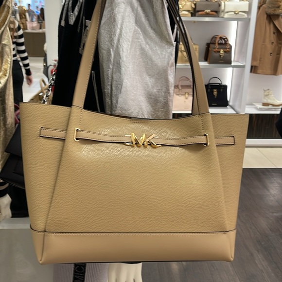 MICHAEL KORS
Reed Large Logo Belted Shoulder Tote Bag
Camel - Picture 16 of 16